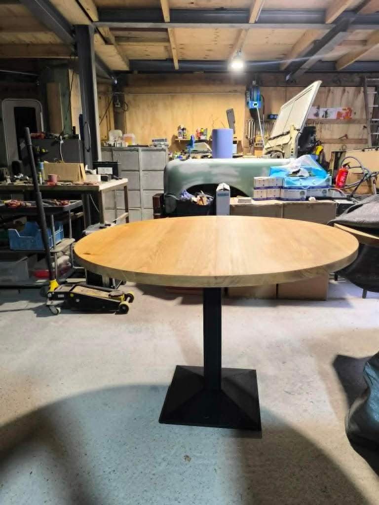 Table ronde à pied métallique et plateau bois